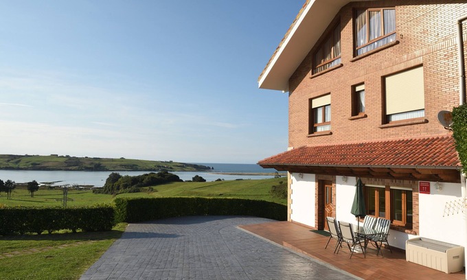 Mogro Apartamento | Apartamento de lujo con piscina y pista de tenis. Frente playa de Usil-Mogro