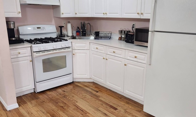 East New York Casa | Luxury Apartment With Free Wine