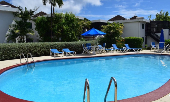 Worthing Apartamento | Apartamento de lujo con vistas al 4º green y piscina.