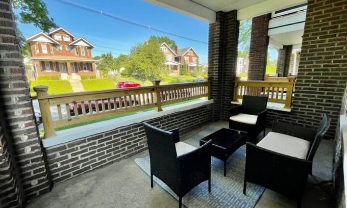 Weinland Park Casa | Luxury Apt. Near Downtown / King Bed / Hot Tub / Private Patio