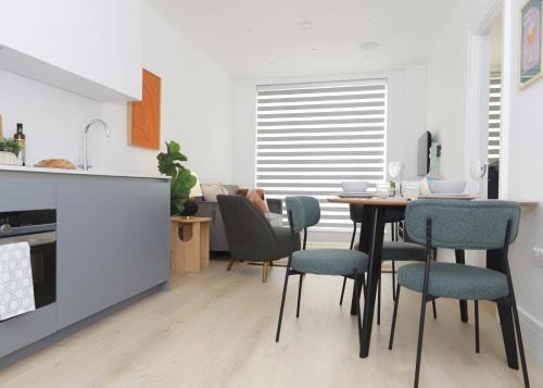 Runnymede Apartamento | Luxury Apt w Wifi & Pvt parking