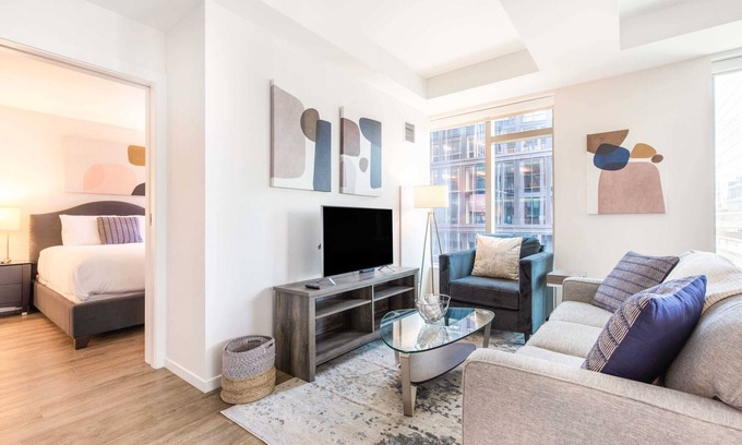 Seaport District Apartamento | Luxury Apt with Gym in Seaport