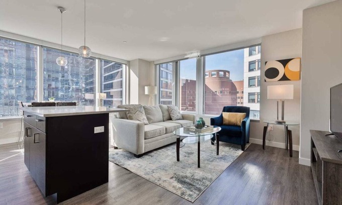 Seaport District Apartamento | Luxury Apt with Harbor Views and Gym