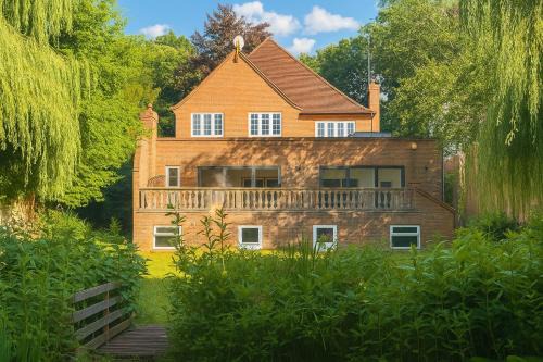 Sunningdale Casa | Luxury Ascot Escape with Private Hydrotherapy Pool & Wellness Spa