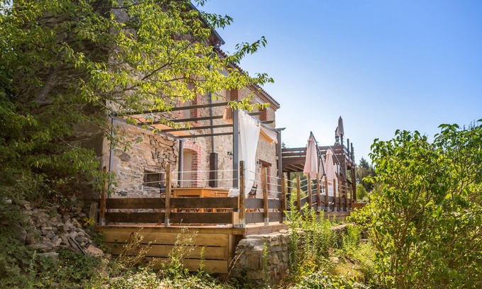 Saint-Prejet-Armandon Casa | Casa de piedra atípica de lujo en una aldea con vista y chimenea