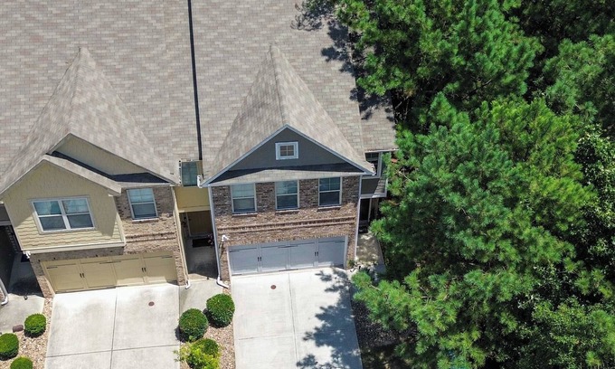 Snellville Casa | Luxury Atlanta Oasis: Adjustable King Bed, Private Yard, & Park Proximity