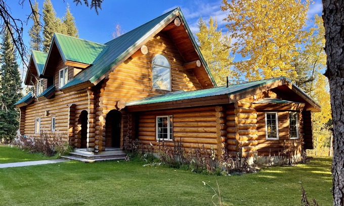Fairbanks Cabina | Luxury Aurora Lodge w/ Jacuzzi & Sauna 3 Miles From Fairbanks!