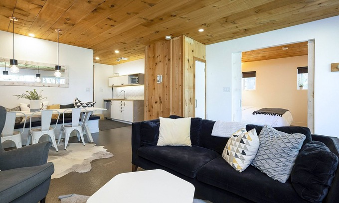 The Blue Mountains Chalet De Esquí | Luxury Bed and Breakfast 2 bdrm Chalet unit w/ private yard, hottub walk to ski.