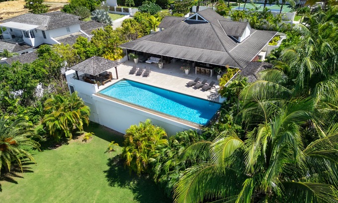 Westmoreland Villa | Villa lujosa de estilo balinés. Capacidad para 9 adultos. Piscina de 15 m. Servicio de mucama