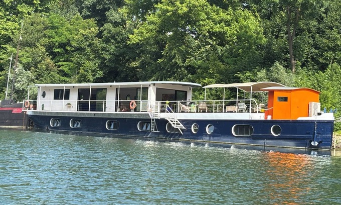 Quartier de la Muette Alquiler De Eote | Luxury barge in Bagatelle park
