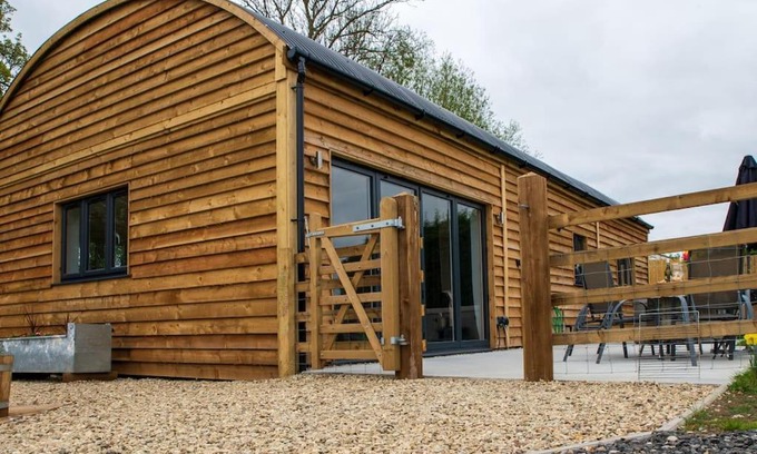 Pitchcombe Casa | Luxury Barn Conversion with Hot Tub- 'Blackbird'
