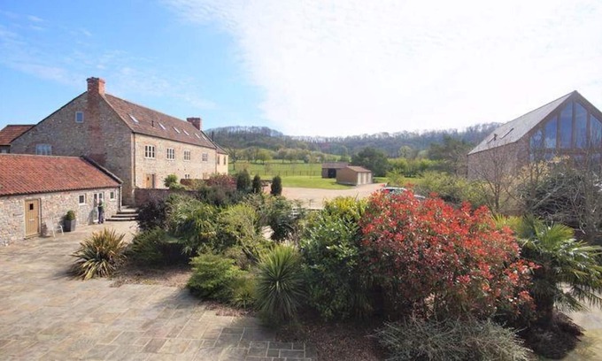Dulcote Casa | Luxury Barn Conversion with Indoor Pool, Steam Room, Sauna, Gym and Tennis Court