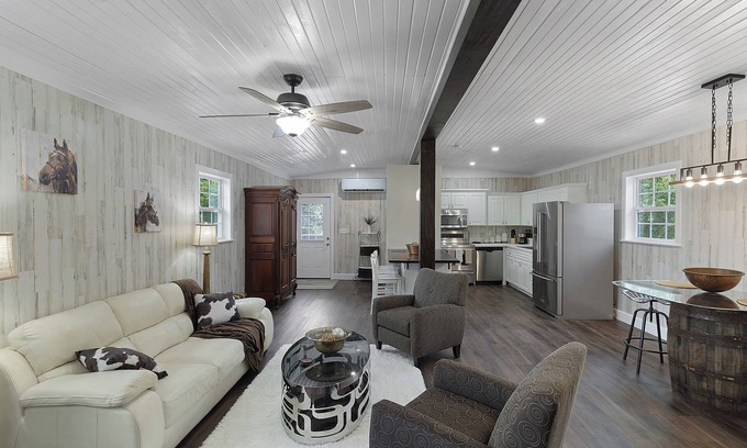 Howey-in-the-Hills Casa | Luxury Barn Apartment in charming Howey-in-the-Hills - Best of Both Worlds!