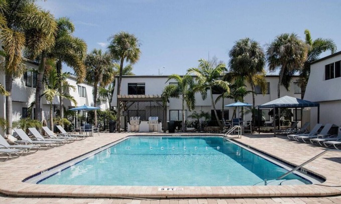 SoHo Apartamento | Luxury Bayshore Stay | Pool, Gym & Free Parking