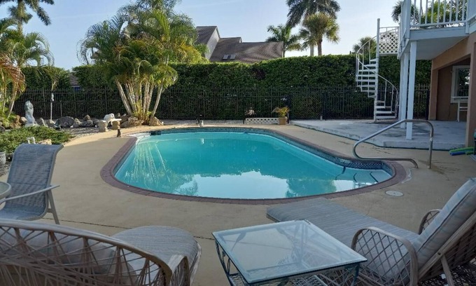Bayshore Gardens Apartamento | Luxury Bayview Wellness Retreat w/Pool, Salt-Water Jacuzzi, Hot Tub...+ more!