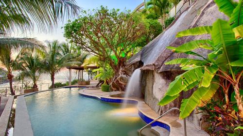 Boca de Tomatlán Villa | Luxury Beach Frontage Villa with amazing views for Rent