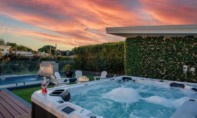 Long Jetty Casa | Luxury Beach Home ~ Heated Pool ~ Hot Spa ~ Fire Pitt ~ Golf