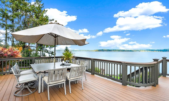 Erlands Point-Kitsap Lake Casa | Luxury Beach House & Apartment, Hot Tub, Kayaks, Fire Pits, Game Room