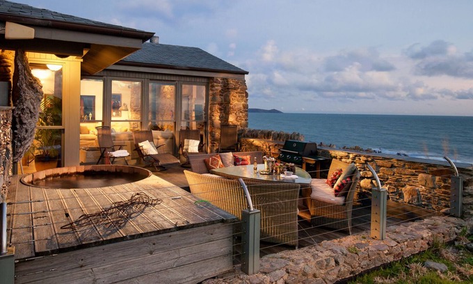 Looe Casa | Alquiler de casa de playa de lujo con jacuzzi, a 30 metros de la playa