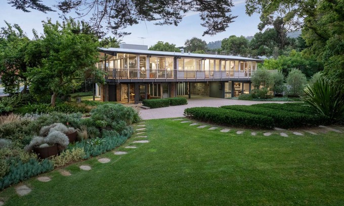 Dromana Casa | Luxury Beach House on two acres / Private Bathing Box / Botanic Like Gardens