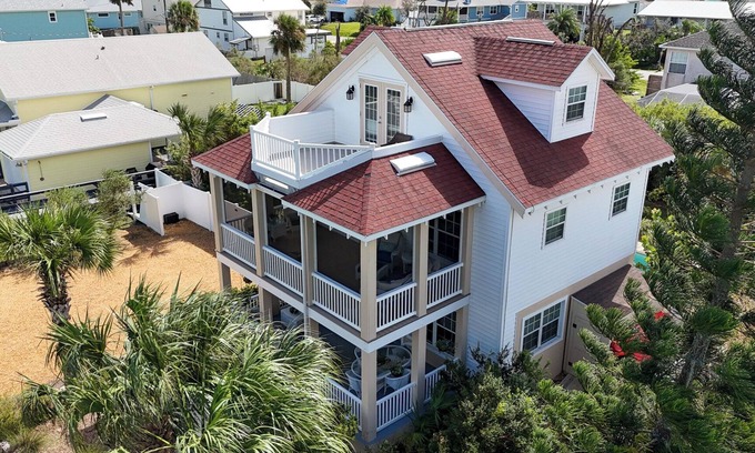 Marineland Acres Casa | Luxury Beach House, Private Salt Pool. Walk to the Private Beach