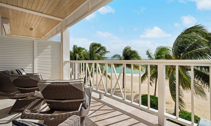Nassau Casa | Luxury Beachfront 4-BR Villa in Palm Cay Gated Community