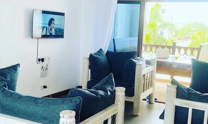 Mombasa Apartamento | luxury beachfront is directly on white sandy beach giving fresh air