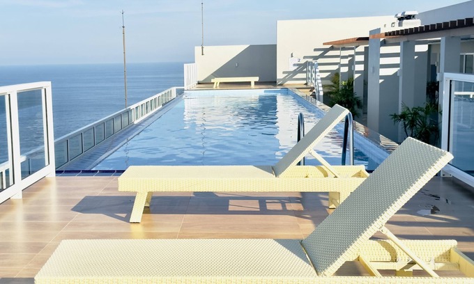 Hendala Condominio | Luxury beachfront condo with infinity pool near Colombo