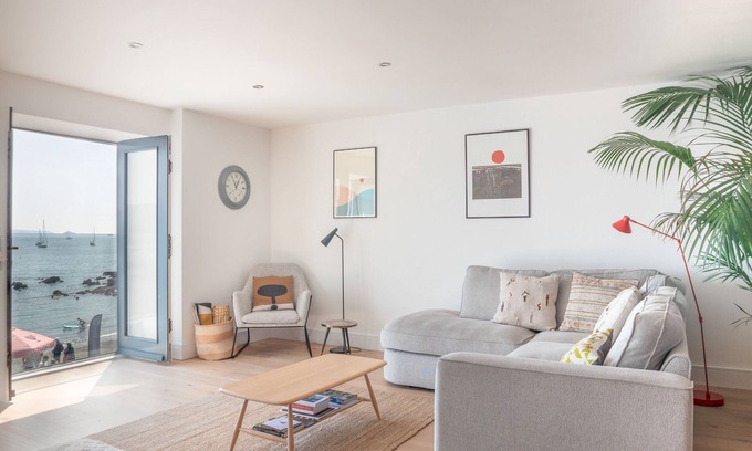 Cawsand Casa | Luxury beachfront maisonette with parking sleeps 6