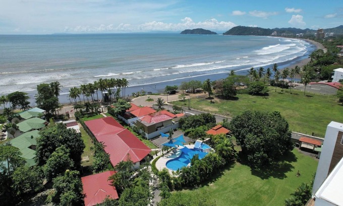 Jacó Complejo | Private Beachfront Resort – 13BR,Pool , Chef’s Kitchen & game room