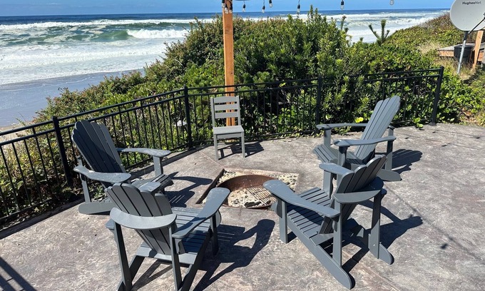 Gleneden Beach Apartamento | Luxury beachfront property with amazing views, hot tub and steps to the beach.