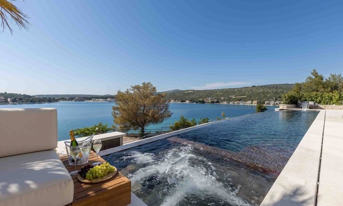 Podglavica Villa | Villa de lujo frente al mar Smart Sienna Rogoznica piscina, jacuzzi, junto a la playa