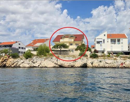 Povljana Apartamento | Luxury Beachfront Villa Bregeš - First row to the sea
