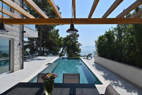 Selca Villa | Luxury Beachfront Villa White Bellezza with private pool at the beach on Brac island - Sumartin