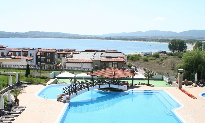 Sozopol Condominio | Ático junto a la playa de lujo cerca de Sozopol con terrazas con vistas al mar y comodidades del complejo.