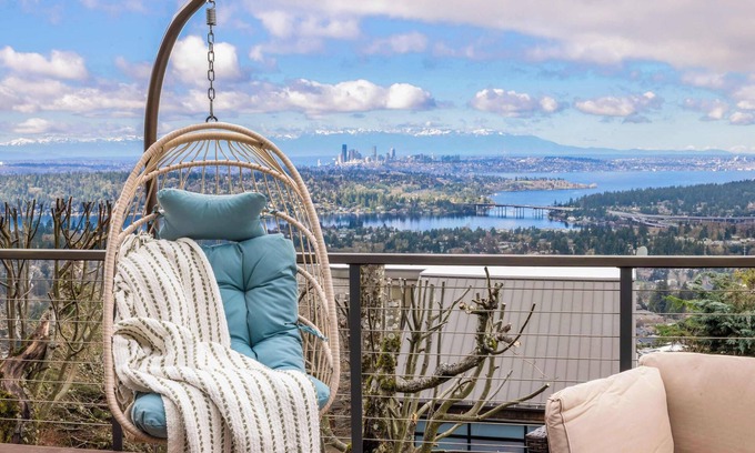 Somerset Casa | Luxury Bellevue 2B Basement w/ 180º+ Stunning View