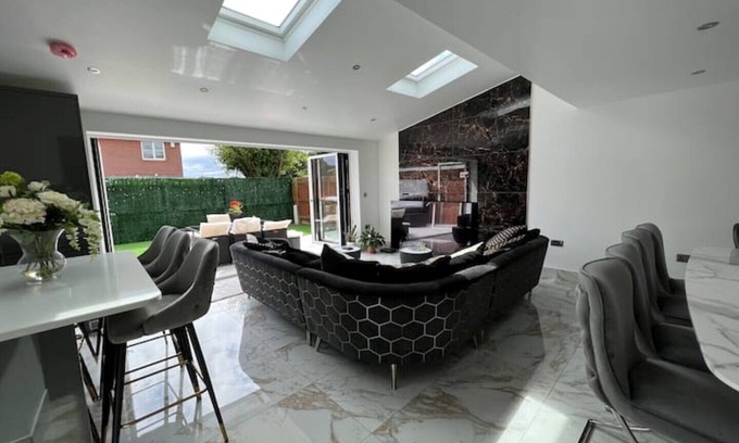 Oldbury Casa | Luxury Birmingham 4 bedroom family home with hot tub, games room and parking