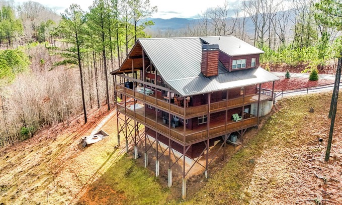 Blairsville Cabina | Luxury Blue Ridge Cabin - Panoramic Views, Fall Foliage, Relaxing Hot Tub