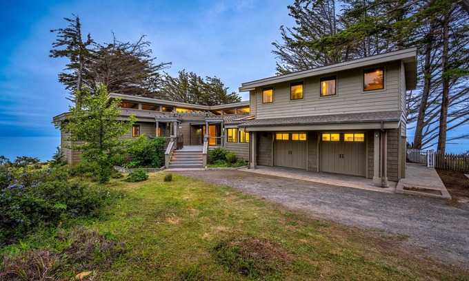 Gualala Casa | Luxury blufftop home with hot tub, wraparound deck, gourmet kitchen & ocean view