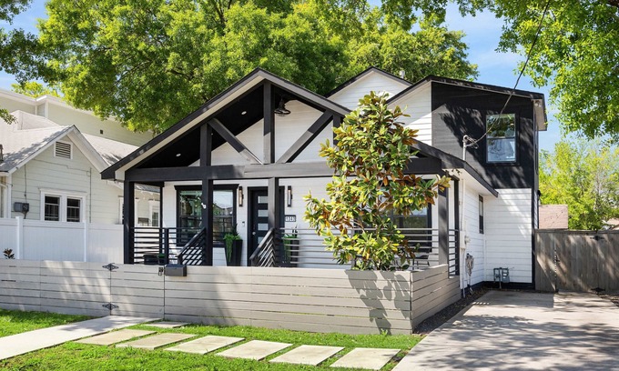 Houston Heights Casa | Luxury Boho Heights Retreat- Spacious 4 Bedroom, 4 1/2 Bath Bungalow