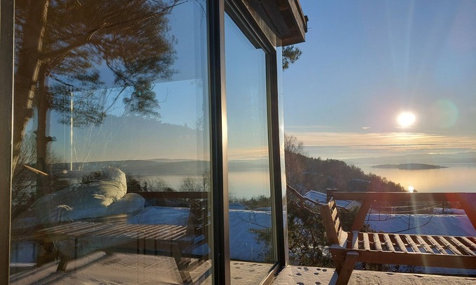 Nesodden Cabina | Luxury by the fjord of Oslo. Welcome to a mirrored cabin with great views