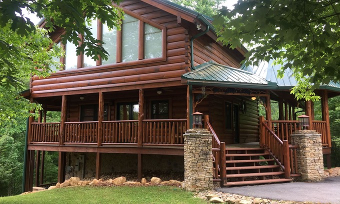 Gatlinburg - Pigeon Forge Cabina | Cabina de Lujo, 4 Suites BD / 4BA, Medio Baño, RM Juego, Media RM, Chimeneas, Tina caliente