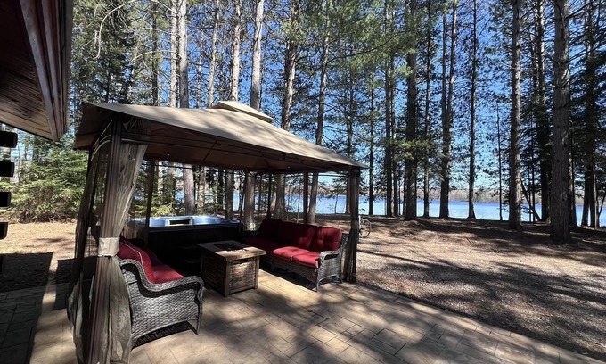 Winter Cabina | Luxury Cabin, 800+ feet frontage, 733 acre Lake, Hot tub, Pontoon, Fireplace .