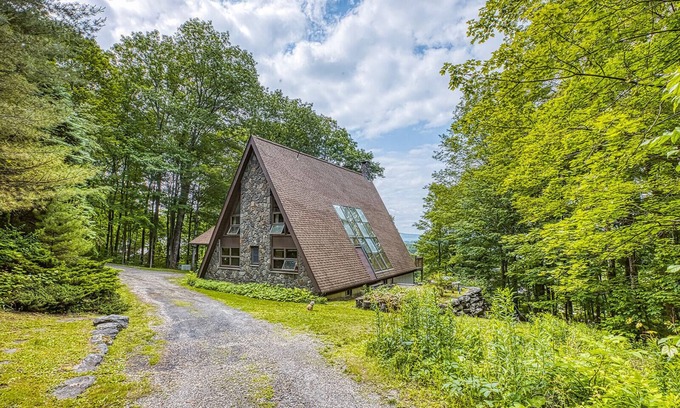 Lenox Chalet De Esquí | Spacious & Peaceful Berkshires Chalet. Walk to Lenox or Relax in the Woods.