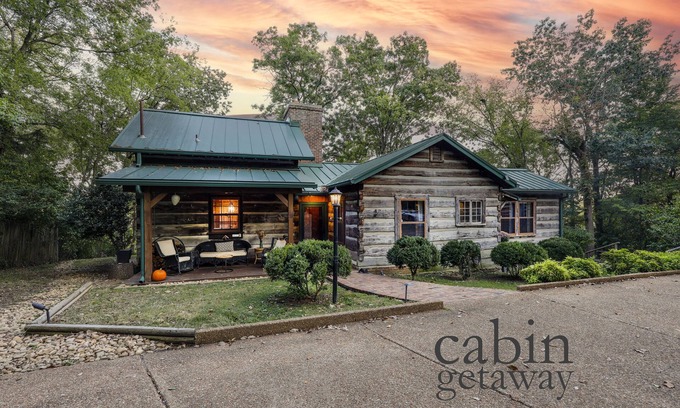 Madison Cabina | Luxury Cabin : HOT TUB, RIVER VIEW, FIRE PIT, 10 min to Nashville! Pet friendly