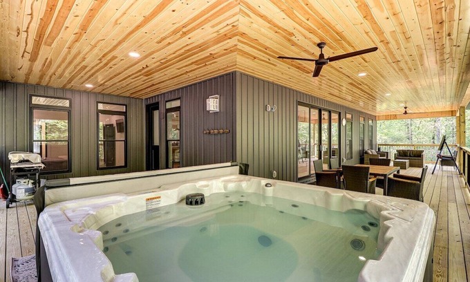 Logan Cabina | Luxury Cabin in Hocking Hills that sleeps 16!
