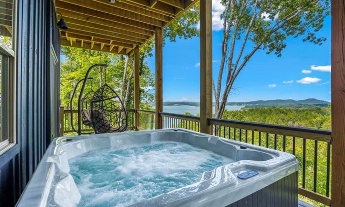 Sevierville Cabina | New Lake Cabin near Pigeon Forge, EV Charger, Unobstructed Lake Views!