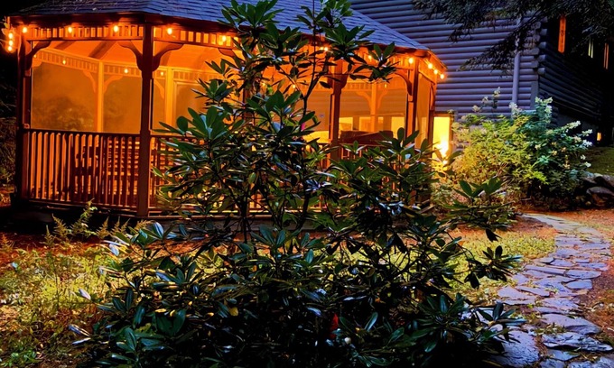 Rumford Center Cabina | Luxury Cabin Near Sunday River - Sleeps 13, A/C, Hot Tub, 21' Gazebo, Generator