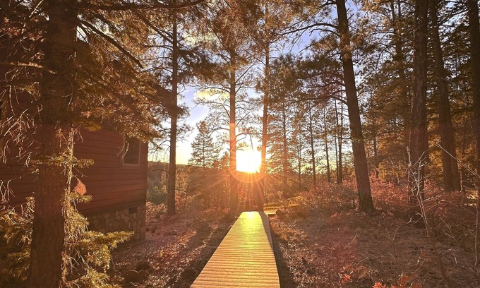 Los Ojos Casa | Luxury Cabin on Brazos River with breathtaking views of Brazos Cliffs.