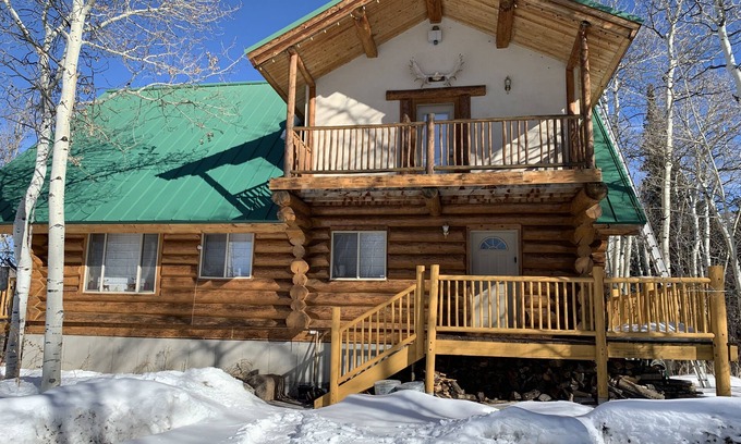 Timber Lakes Cabina | Luxury cabin on wooded lot w/bonus tiny house